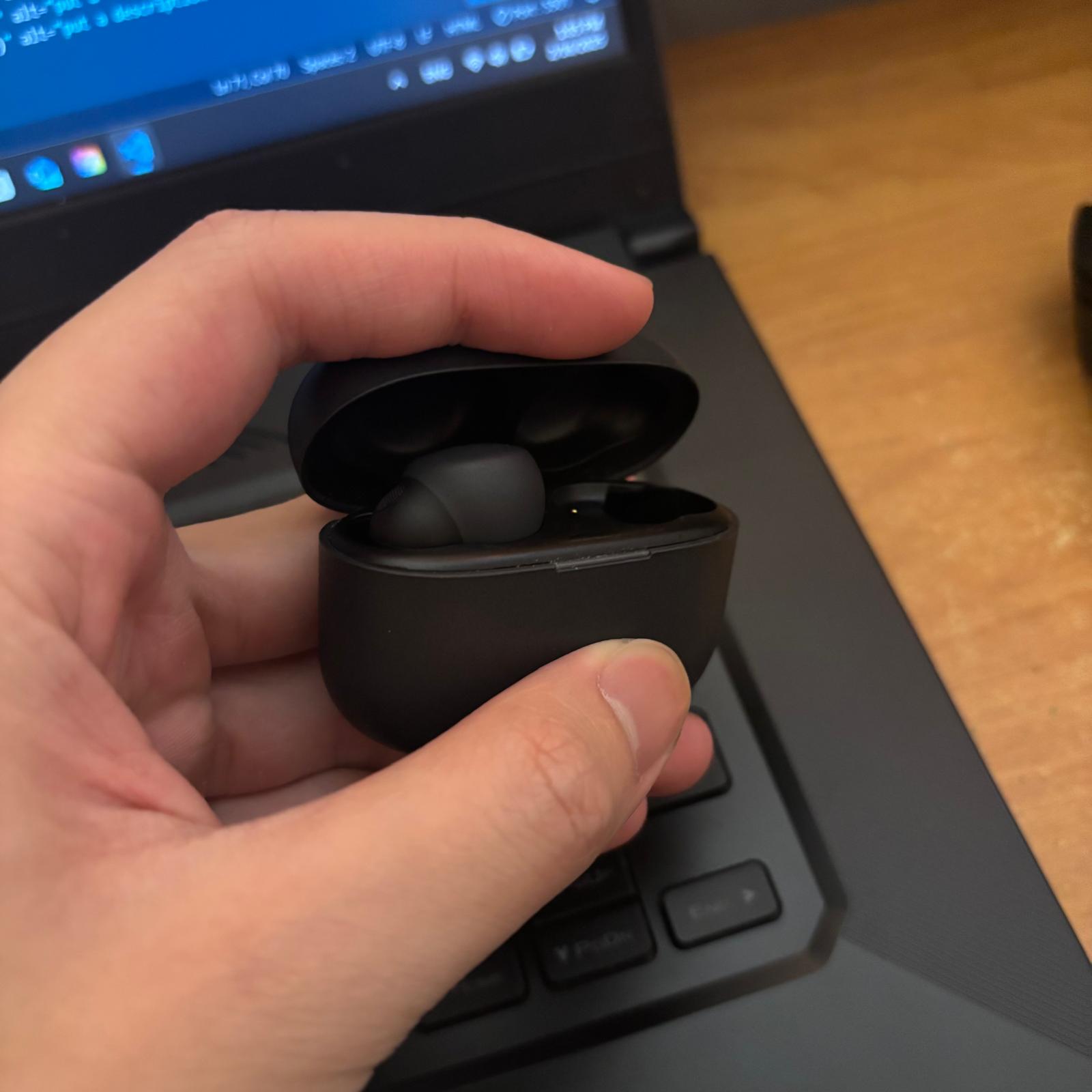 Earbuds Case Closing